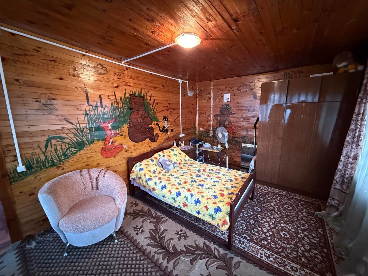 Дача из бруса на ленточном фундаменте!!!
Есть отдельно стоящая бытовка - как комната отдыха с подключенной стиральной
машинкой  и летним душем!
Мебель оставим!
Участок отсыпан!
Взносы 15 000 в год!
Проведен интернет!
Центральный водопровод! + собственный колодец!
Видеонаблюдение, вывоз мусора, охран