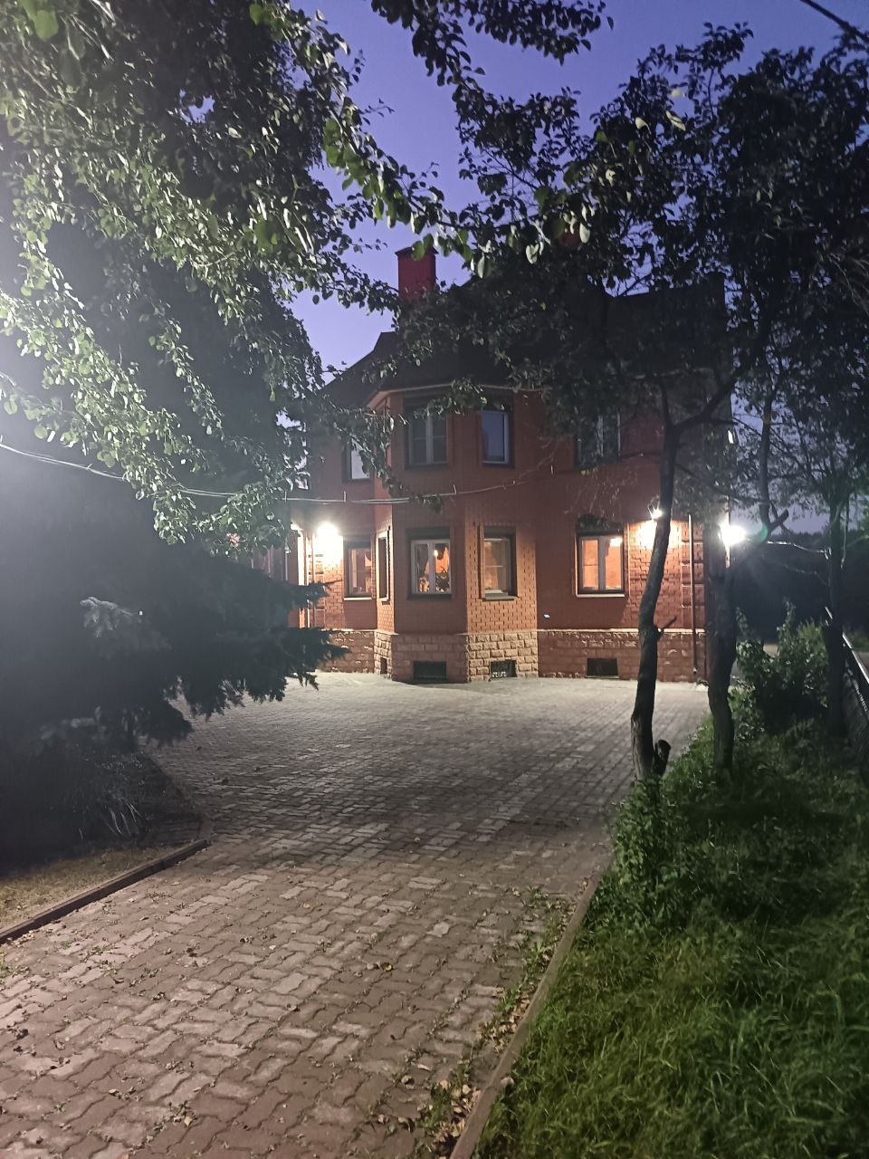 Шикарный дом в тишине на берегу реки!!!
До города Павловский Посад 5 минут на машине.
77 соток земли усажено туями, кедрами, кленами, каштанами, жасмином и плодовыми деревьями!
На участке есть: кирпичная беседка с балкончиком и камином, 4 больших вальра для собак, пруд с ключевой водой.
Имеются 2 га