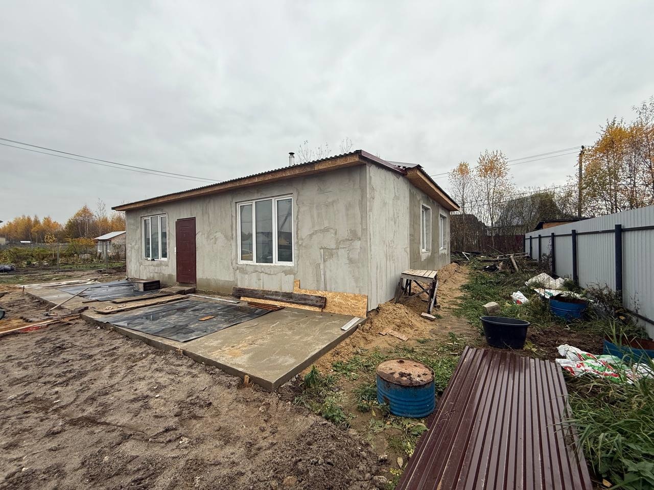 Дом зарегистрирован как жилой.
Черта города.
Ленточный фундамент.
Электричество 15 кВт. Септик
Разведена электрика.
Проложен теплый пол.
Удобный подъезд к дому.
Один взрослый собственник.
Свободная продажа.
Возможна ипотека.
Оказываем помощь в одобрении ипотеки.
Более подробно по телефону.