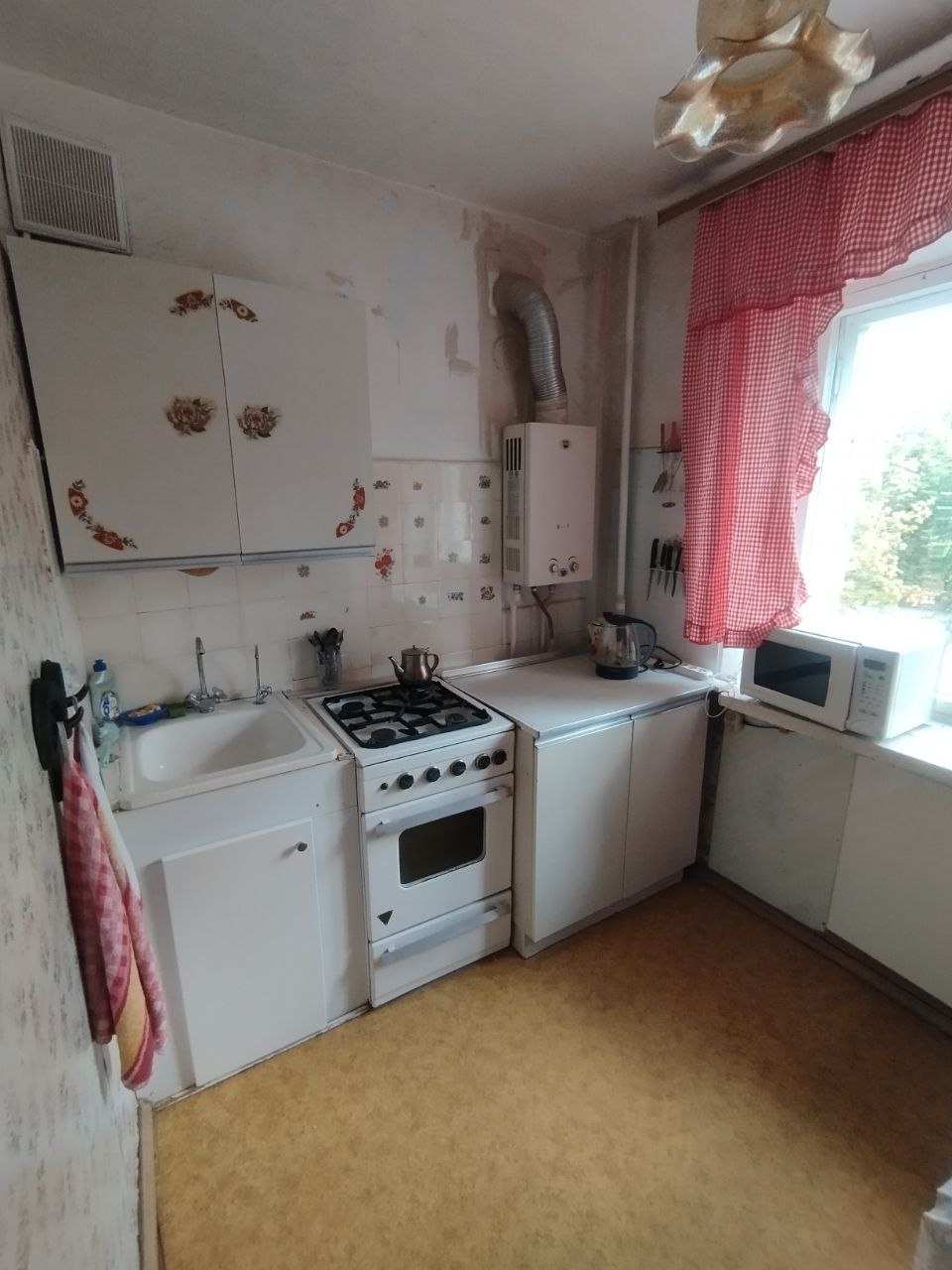 Один взрослый собственник.

Без обременений.

Кухня остаётся.

Парк поблизости.

Развитая инфраструктура: рядом магазин, школа, детский сад.

Хорошая транспортная доступность.

Возможно приобретение в ипотеку.

Оказываем помощь в одобрении ипотеки.

Более подробно по телефону.