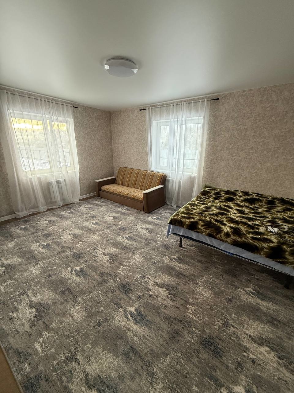 СЕМЕЙНАЯ ИПОТЕКА 6%!!!
Фундамент - плита.
Стены - газоблок с утеплением и штукатуркой.
Второй этаж без отделки.
Водоснабжение центральное.
Газ магистральный уже в доме.
Электричество - 3 фазы 15 кВт.
Теплый пол по всему 1 этажу.
Участок 16 соток.
Рядом с домом Пятерочка, строительный магазин, пунк