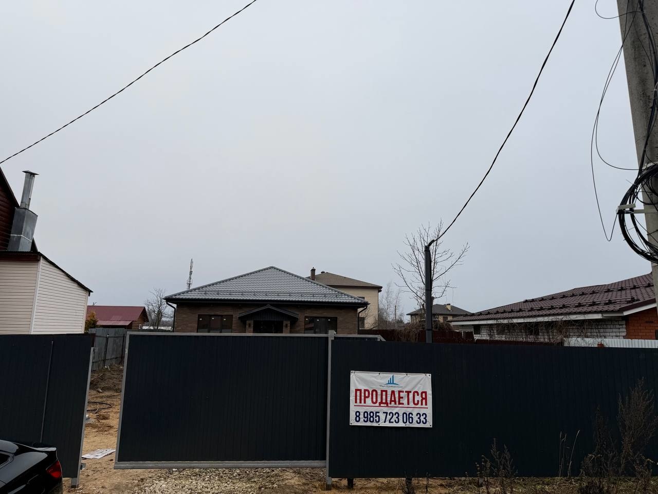 Продается отличный новый дом! В доме 3 спальни, два санузла, гардеробная и кухня-гостиная с выходом на веранду. Ровный участок. Центральный Газ, скважина 50 метров, септик. Удобный подъезд, дороги асфальтированы. В 2 минутах ходьбы магазина Пятерочка и автобусная остановка. ИПОТЕКА 6% ( Семейная).