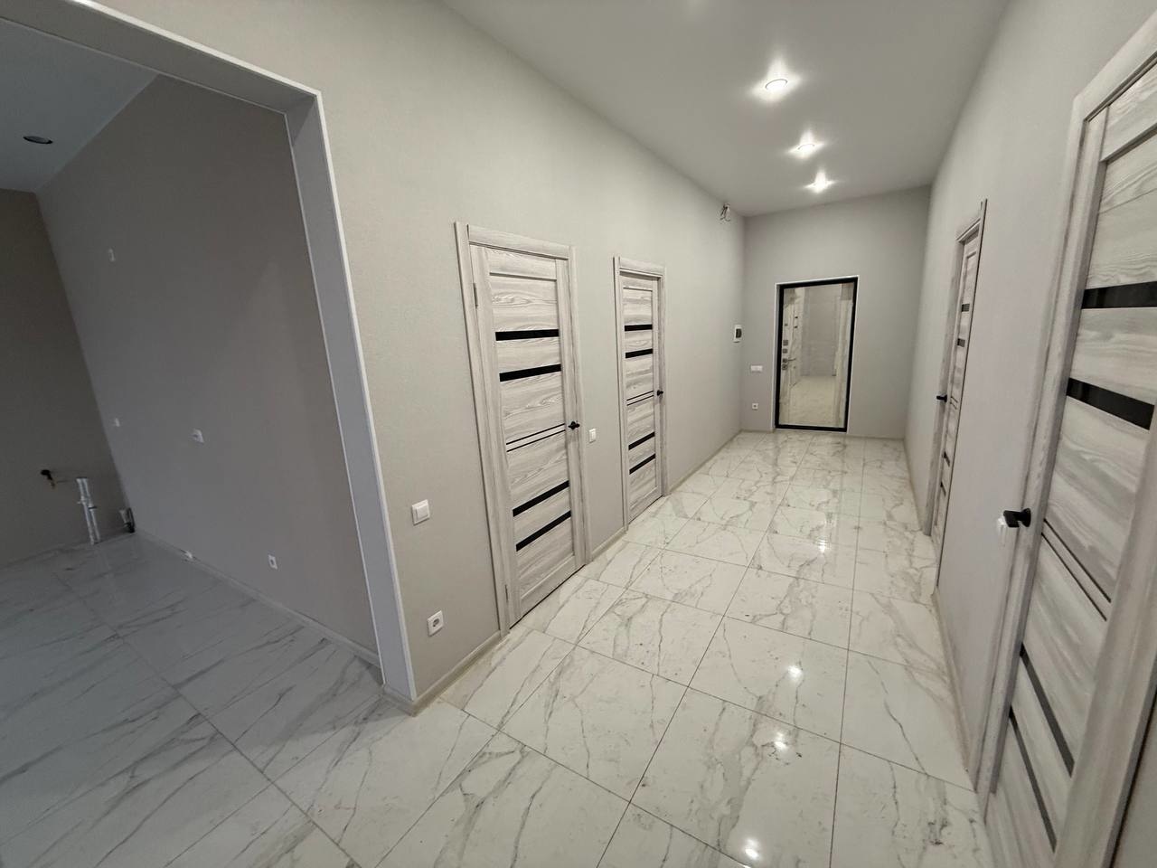 Продается отличный новый дом! В доме 3 спальни, два санузла, гардеробная и кухня-гостиная с выходом на веранду. Ровный участок. Центральный Газ, скважина 50 метров, септик. Удобный подъезд, дороги асфальтированы. В 2 минутах ходьбы магазина Пятерочка и автобусная остановка. ИПОТЕКА 6% ( Семейная).