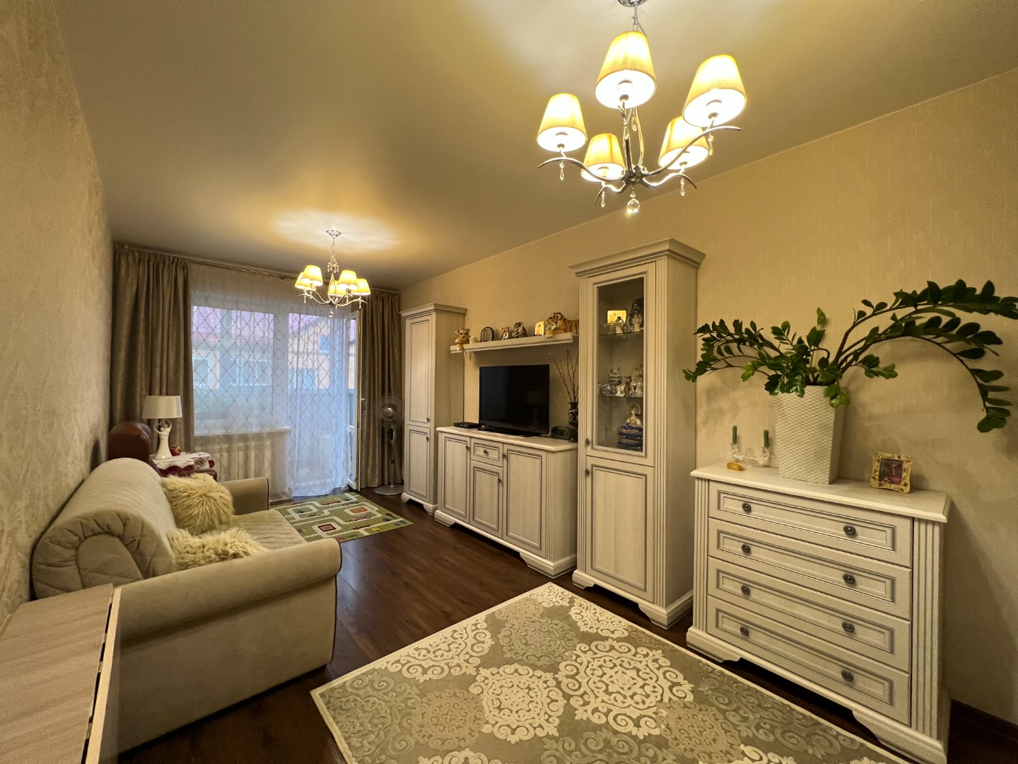 Шикарная квартира.
Один взрослый собственник.
Приезжайте смотреть.
Все оставим.
Возможно приобретение в ипотеку.
Оказываем помощь в одобрении ипотеки.
БОЛЕЕ ПОДРОБНО ПО ТЕЛЕФОНУ!