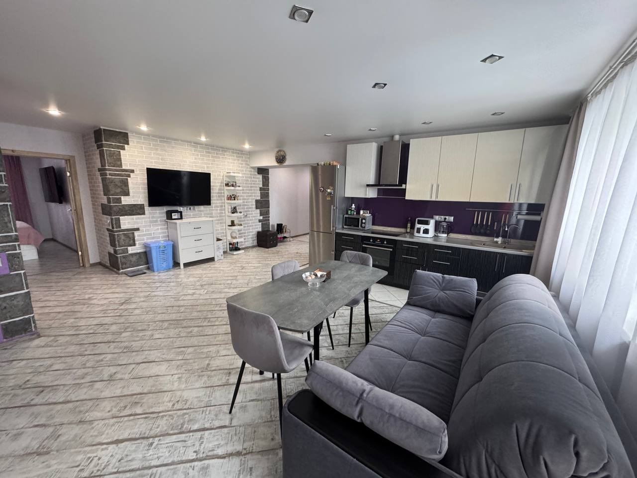 Продается отличная квартира, в тихом и спокойном месте. Удобный выезд из города в любых направлениях. Развитая инфраструктура. У дома автобусная остановка. До ж/д станции «Захарово» и «Ногинск» 10 минут. Отличная планировка квартиры, большая кухня-гостиная, + 2 спальни. Свободная продажа.Один взросл