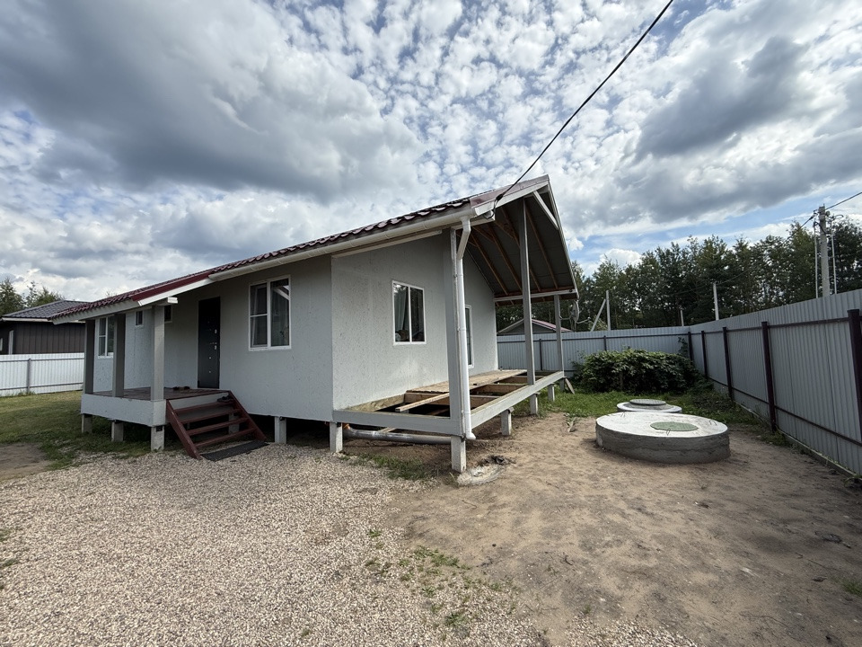 Один взрослый собственник.
Добротный каркасный жилой дом!
Строили для себя, но приходится переезжать жить в другой город...
Осталось установить межкомнатные двери, поклеить обои, положить ламинат и натянуть потолки.
Дом на качественных сваях, с хорошим утеплением.
Три изолированных комнаты, просторн